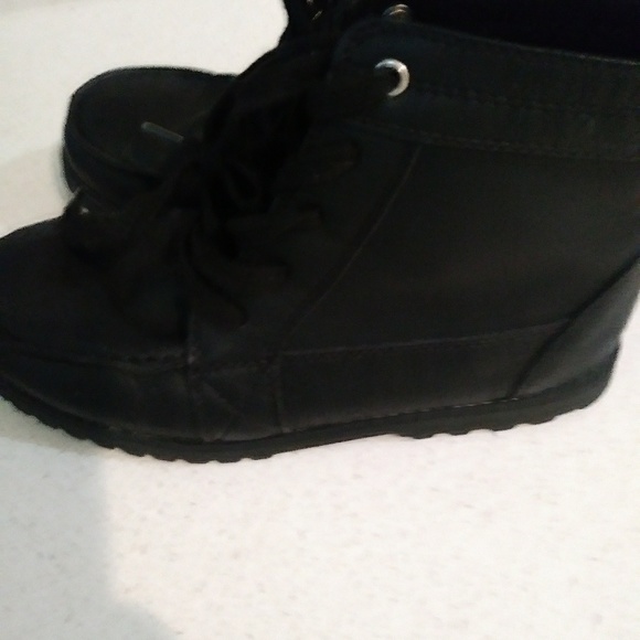 Childrens Place Boys Boots Size 3 - Picture 3 of 4